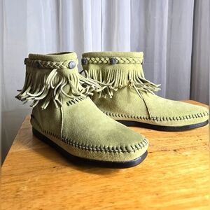 Minnetonka Women's Moccasin Shoes Size 6 Sage Green